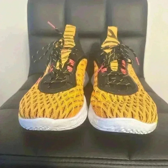 Under Armour Curry 9 Street Sesame Street Size M 13.5 W 15 Yellow Black Sneakers - Picture 1 of 10